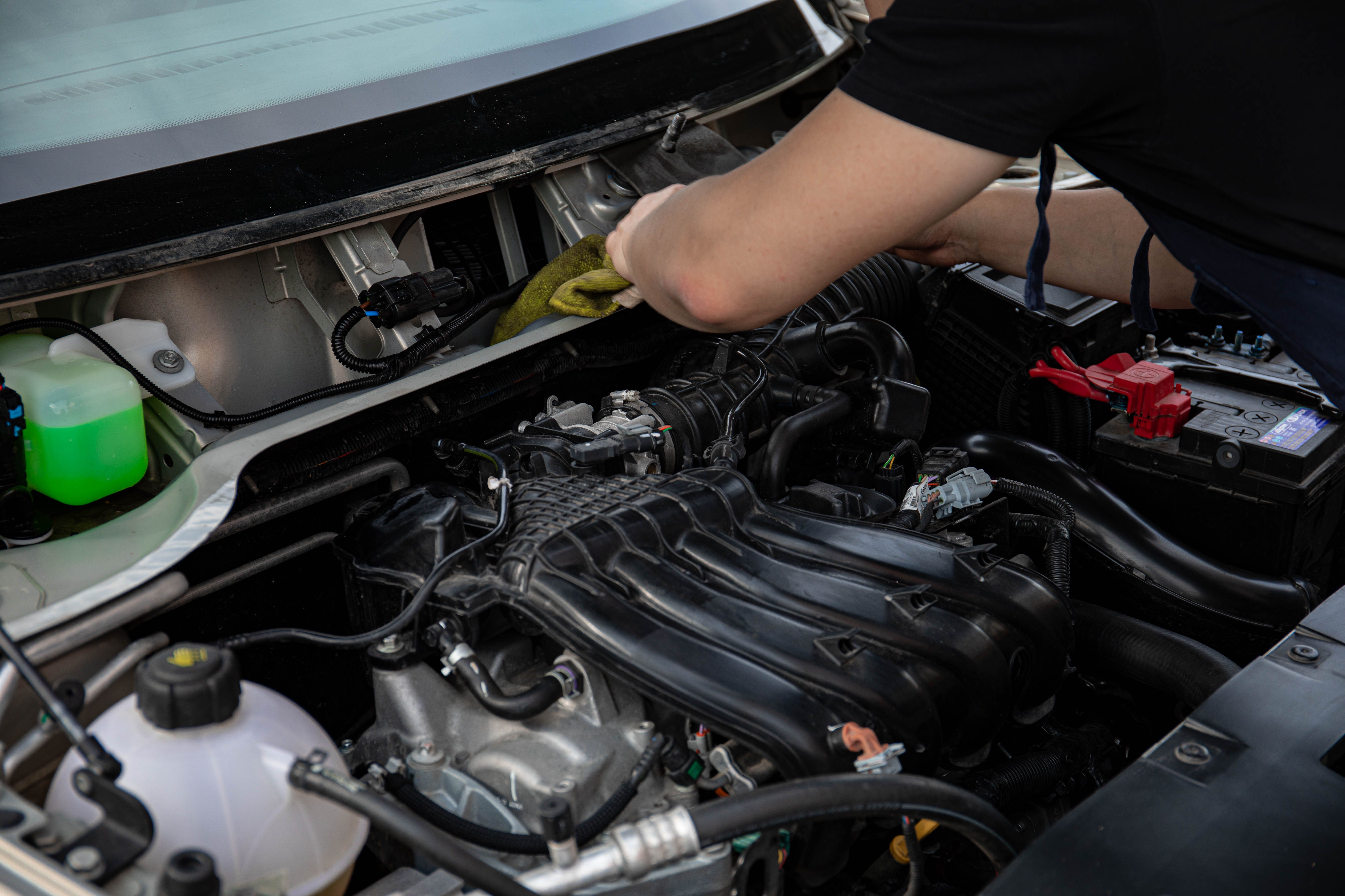 Checking engine coolant level in a vehicle coolant reservoir