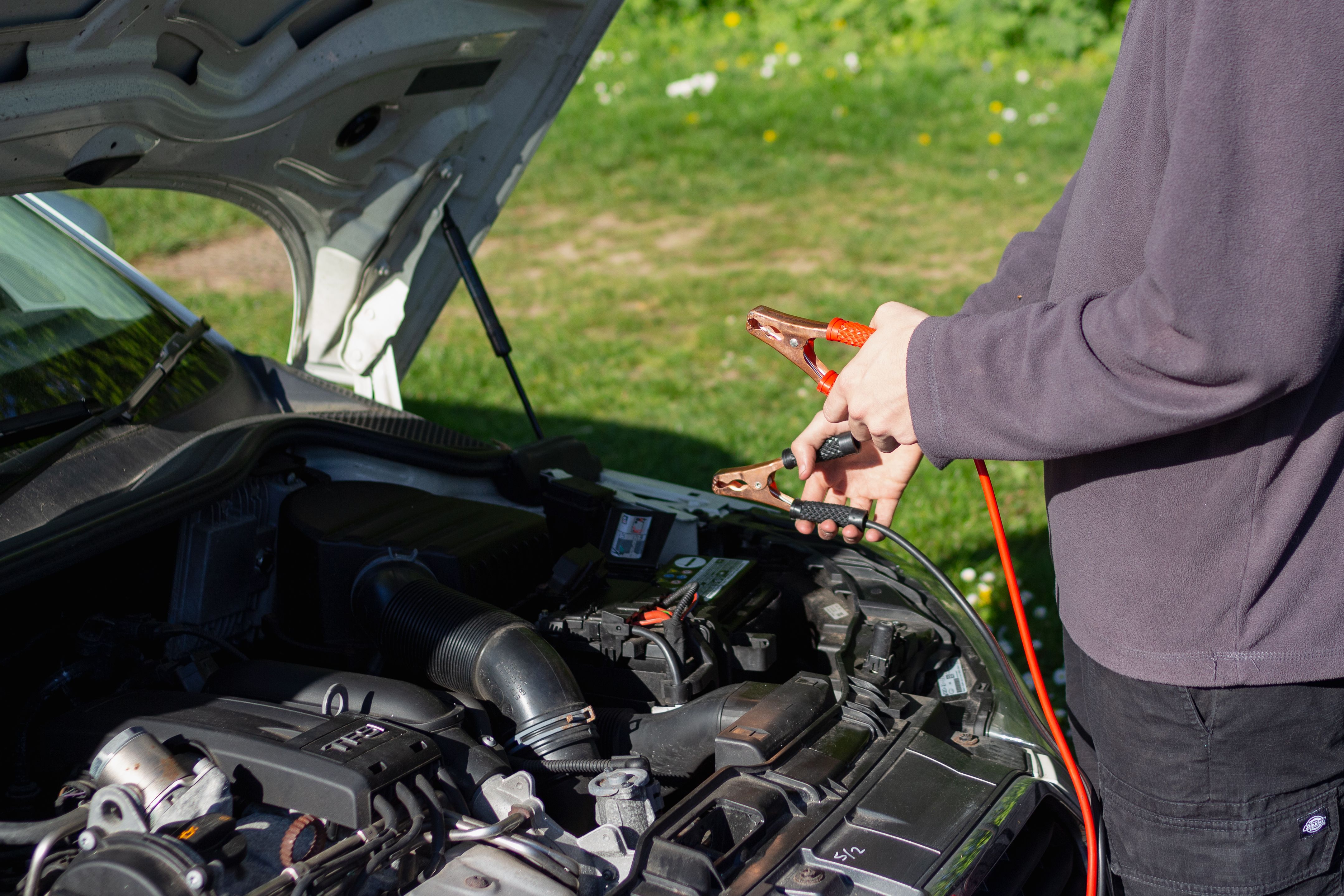 How to safely jump start a car using jumper cables